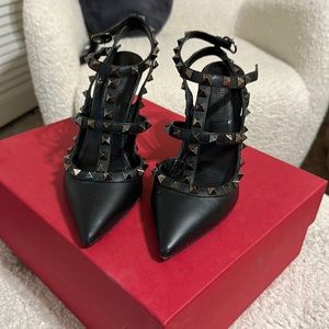 Valentino garavani noir rockstud t-strap pump